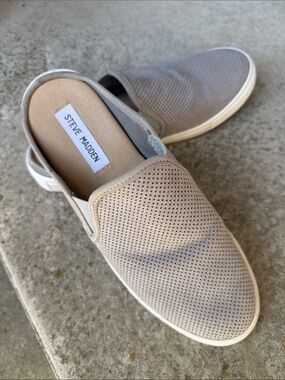 Steve Madden Gray Flats Slip-On Comfort, Size 9